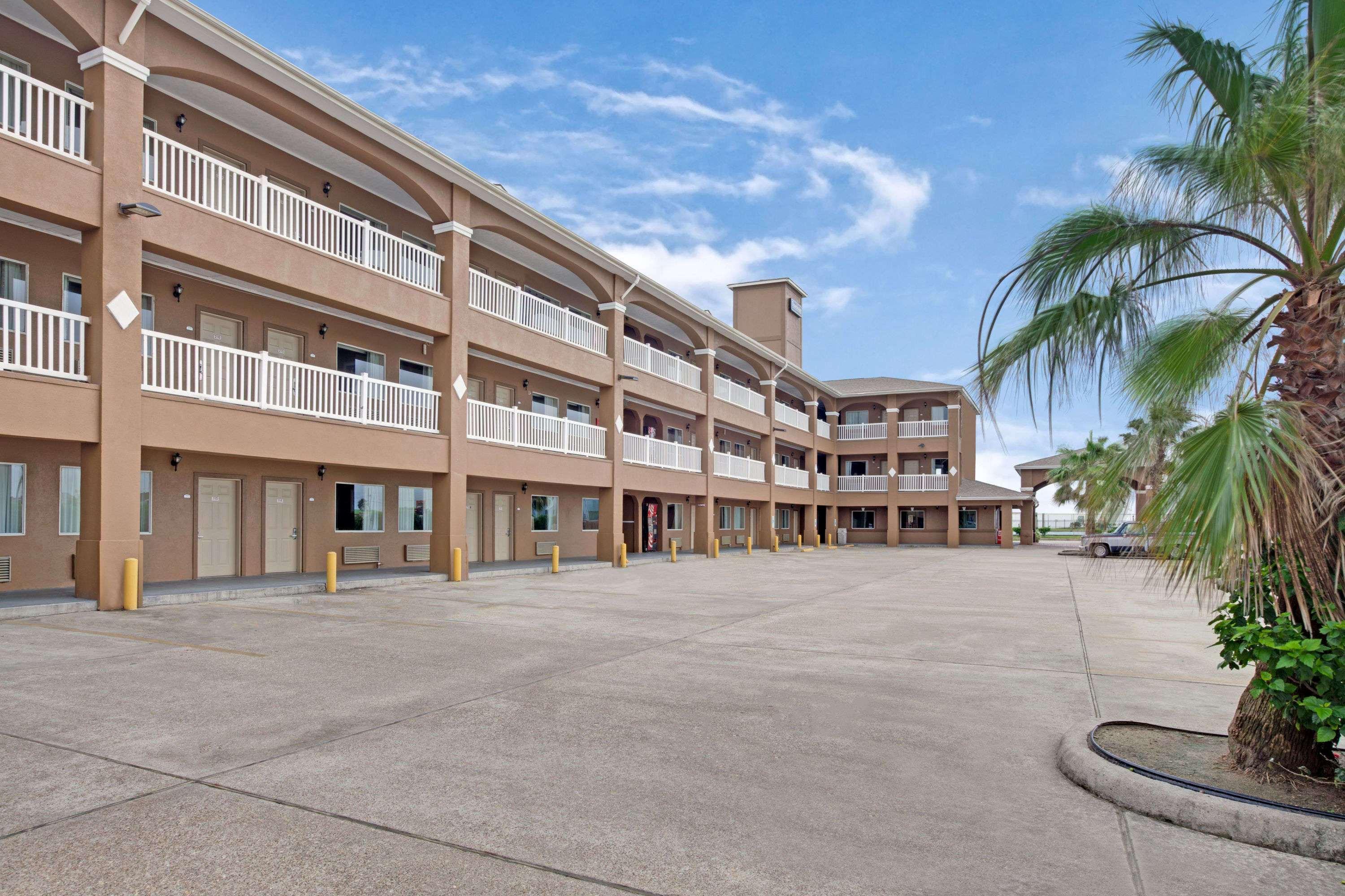 Red Roof Inn Plus + Galveston - Beachfront Exterior foto