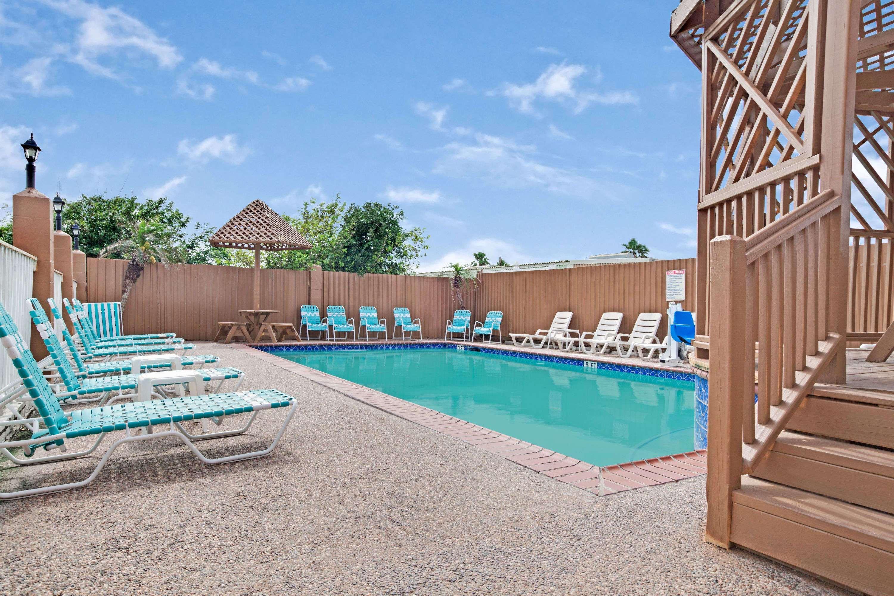 Red Roof Inn Plus + Galveston - Beachfront Exterior foto