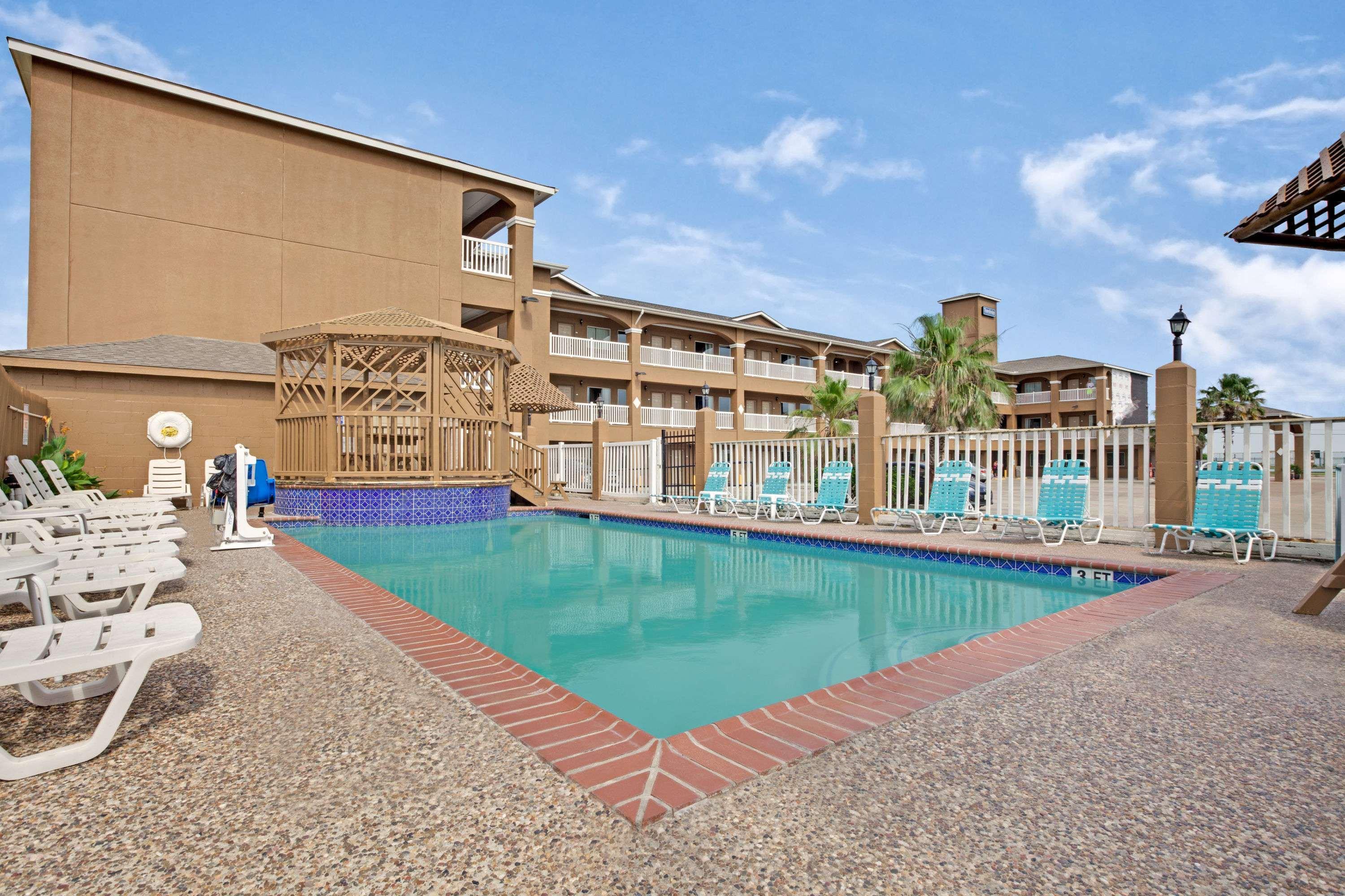 Red Roof Inn Plus + Galveston - Beachfront Exterior foto